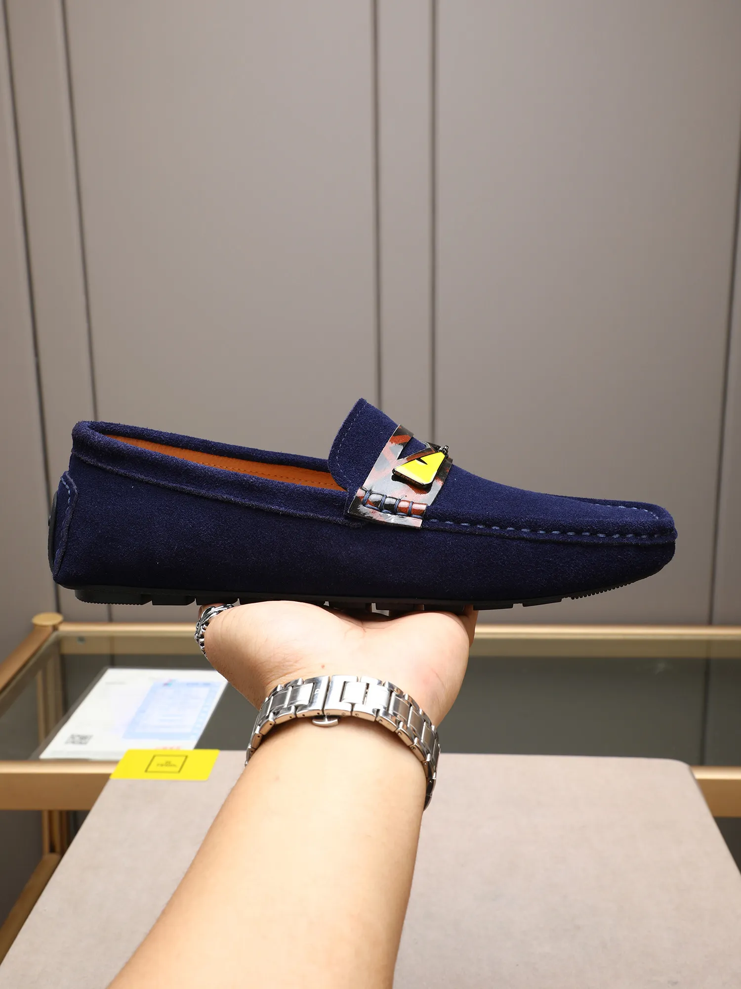 Men's shoes 💰400💰[FENDI] The little monster of Fendi F family, which is popular all over the world, is coming in a big way, the latest color, driving slip-on loafers, avant-garde and versatile fashion men's shoes, bun shoes, bean shoes👌👌👌 Private mold opening, 1:1 reproduction... The upper is made of first-layer cowhide, and the first-layer pigskin lining... is extremely comfortable, fashionable, simple, atmospheric and personalized [color] The side of the shoe is more refined, and the overall effect is handsome [ Turn in a circle][Turn in a circle]💭This hardware monster with eyes is not the popular version on the market🚳🚳Compared with the old model, it is more trendy, eye-catching and more classy🔰This summer, the little monster will subvert the old ideas and share the fashion with you🔱A must-have for fashionistas! Must keep it for yourself! Online outsole, high-end quality workmanship. Color: black, blue, white, red. Matching code: 38-44 (45 46 47 customized) (standard leather shoe size)